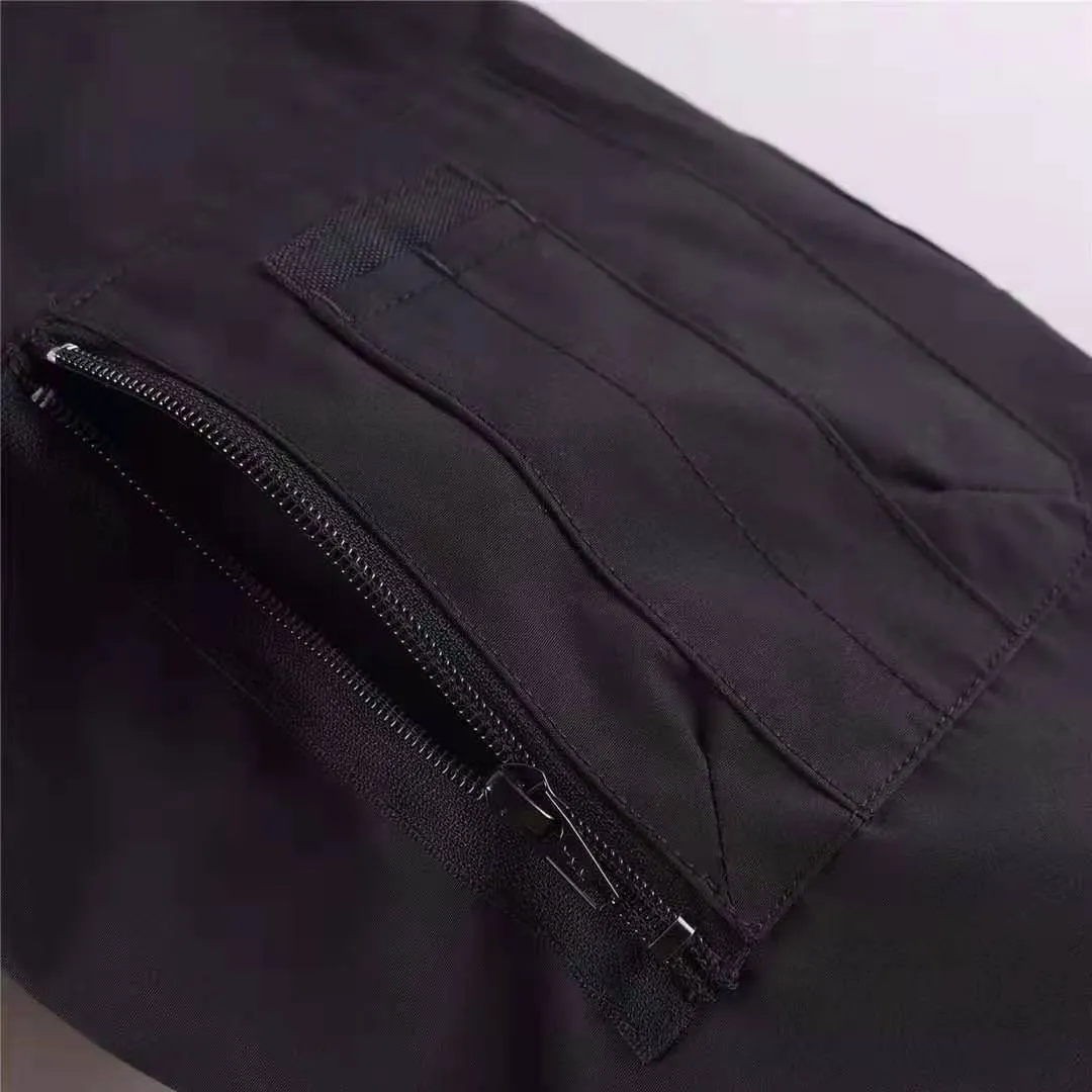 P780 with dust bag) Canada Goose Canada Goose #Chilliwack 7999M bomber jacket short down jacket ➖ Genuine synchronous anti-counterfeiting chip sensor! ➖ Imported 21-count polyester-cotton blended original fabric [last year’s 16-count/18-count hard fabrics have been completely eliminated, this year all use 21-count genuine synchronous fabrics, the soft mid-strap feels delicate and textured], genuine synchronous Feather-Light 10D waterproof coating fabric, made of 84.5 polyester fiber and 15.5 cotton, 100% the best feel in the entire network! ➖ The genuine official website is synchronized with the national standard 80 white duck down, you can check the official website customer service, there will never be a series of misleading claims such as 90 down or goose down! ➖ Using the best nylon lining with double double-layer sealing design, velvet-proof No. 7 needle + grid-filled down ready-made garments, there is 100% no so-called velvet running! ➖ The cuffs are designed with thickened seamless threads, and the collar and pockets are lined with top-quality polar fleece to keep you warm and comfortable! ➖ Yoshida YKK provides original custom-made electroplated sliders. YKK two-way lockable zippers are tight and smooth and will not peel off paint! ➖ 3M composite guarantees that the Velcro is the same as the original, durable, and all accessories and hardware are custom-made! ➖ Imported BEHRINGER embroidery machine to customize the 10,000-needle embroidery logo, 98% of which can be reproduced to restore the original logo. You can check and compare on the official website! 01 models for men and women SIZE: XS S M L XL XXL